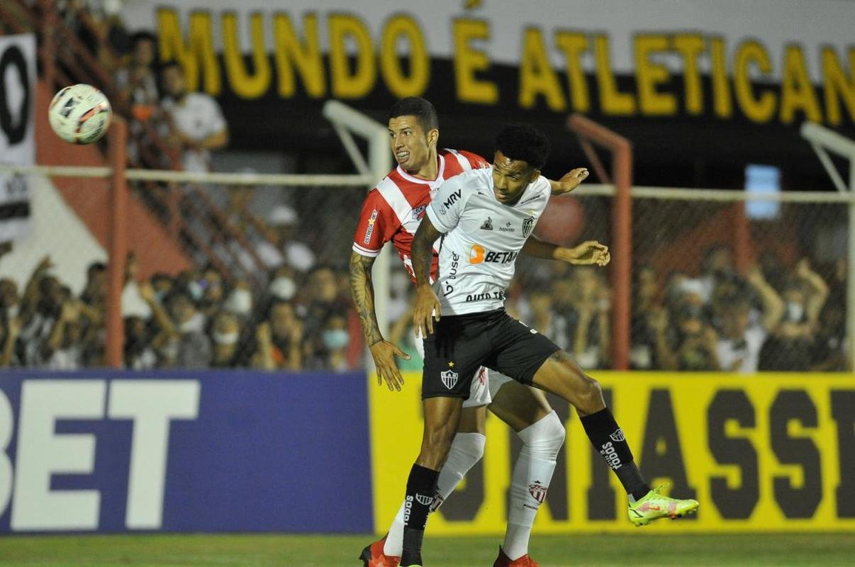 Dylan marcou o gol de empate do Atltico diante do Villa Nova