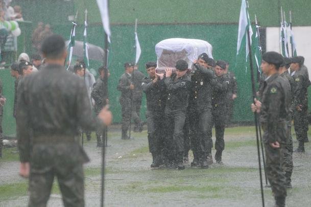 Chegada dos corpos  Arena emocionou a todos. Foi o reencontro dos heris com suas famlias