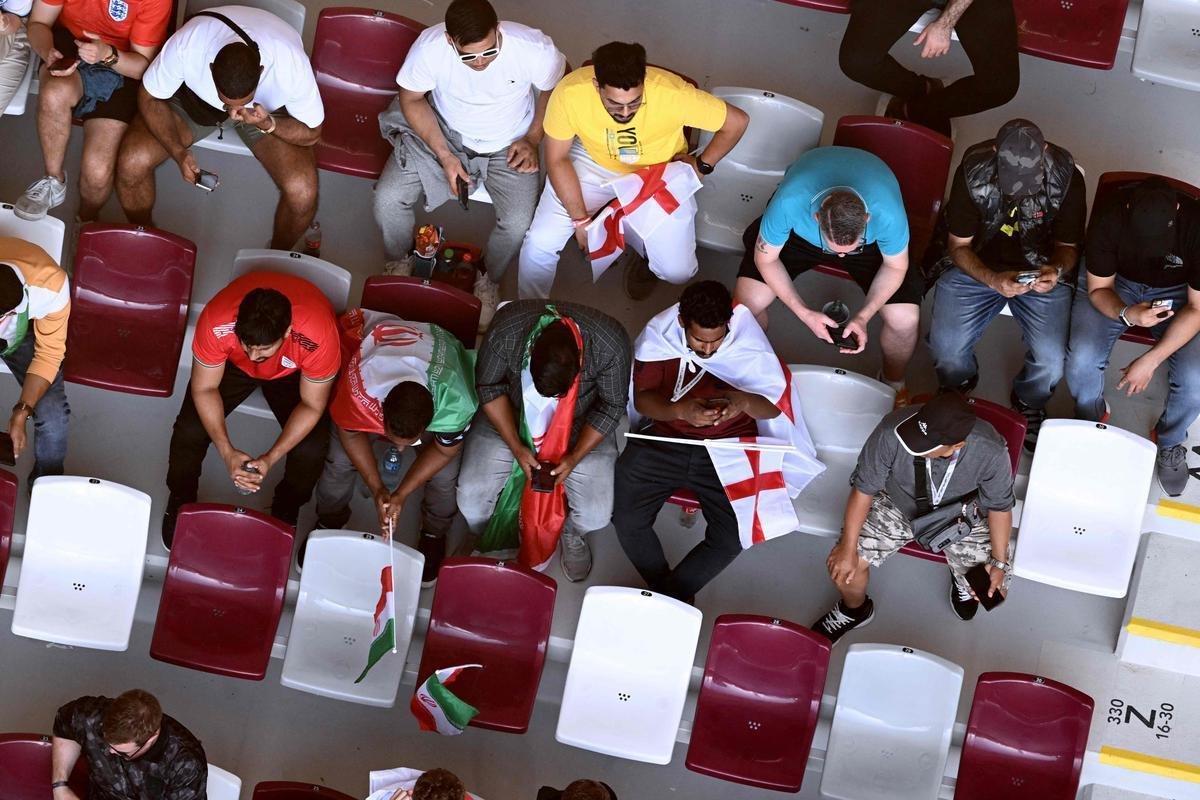 Os torcedores de Inglaterra e Ir no primeiro jogo do Grupo B na Copa do Mundo.