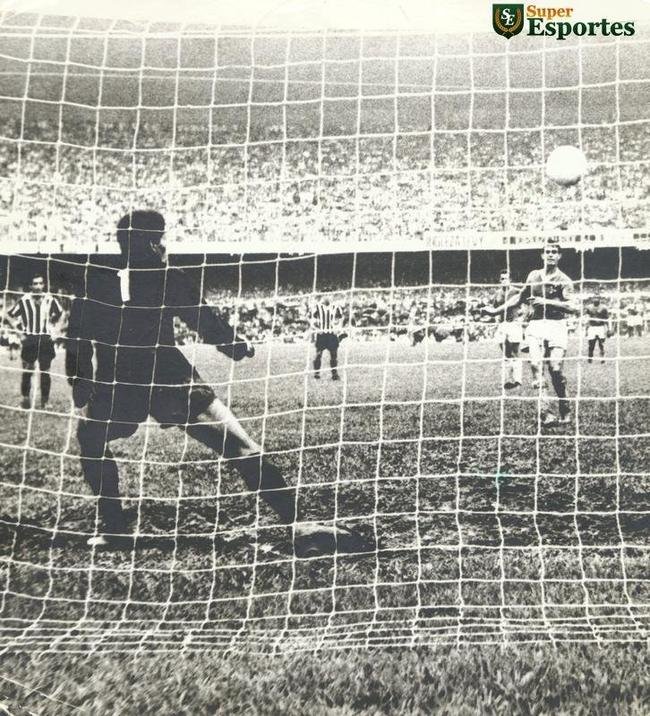 27/10/1968 - Lance do jogo entre Atltico e Cruzeiro, realizado no Mineiro, em Belo Horizonte. No detalhe, Piazza cobra o pnalti do terceiro gol do Cruzeiro e fecha o placar em 3 a 3.