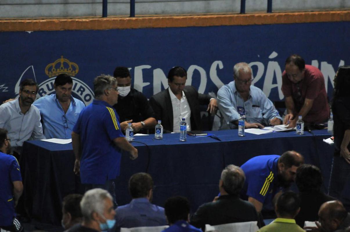 Fotos da Reunião Extraordinária para votação da venda da SAF a Ronaldo. Fenômeno compareceu ao Parque Esportivo do Barro Preto e foi muito assediado por conselheiros do clube