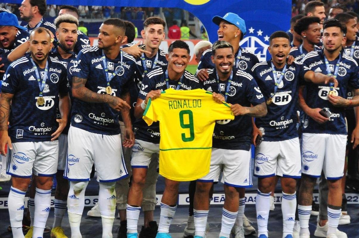 Cruzeiro levanta a taa da Srie B e faz festa no Mineiro