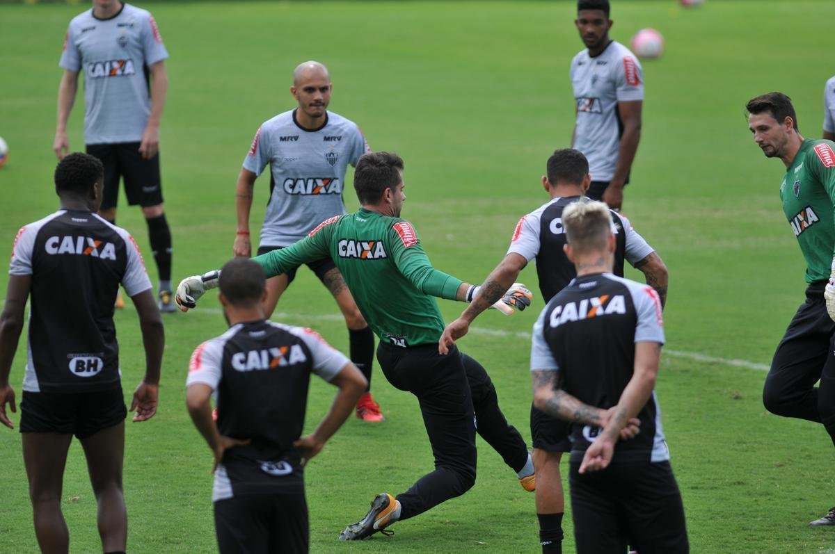 Manh desta sexta-feira foi agitada no Atltico com demisso de Oswaldo e coletiva do presidente