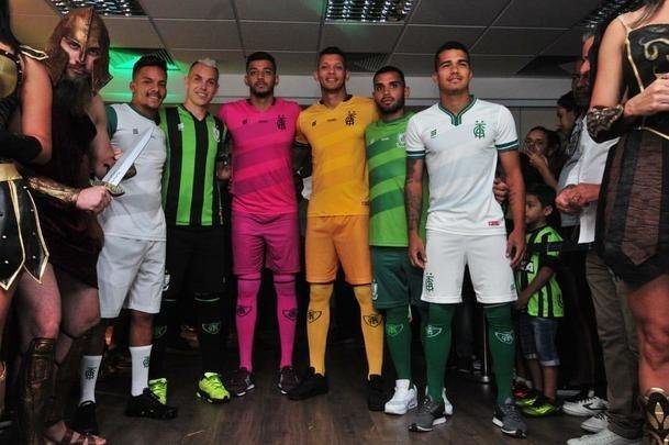 Coleo de uniformes do Amrica da temporada 2019. Clube adotou marca prpria, a Sparta. Por isso, desfile na loja do clube, no shopping Boulevard, em BH, foi ao estilo espartano