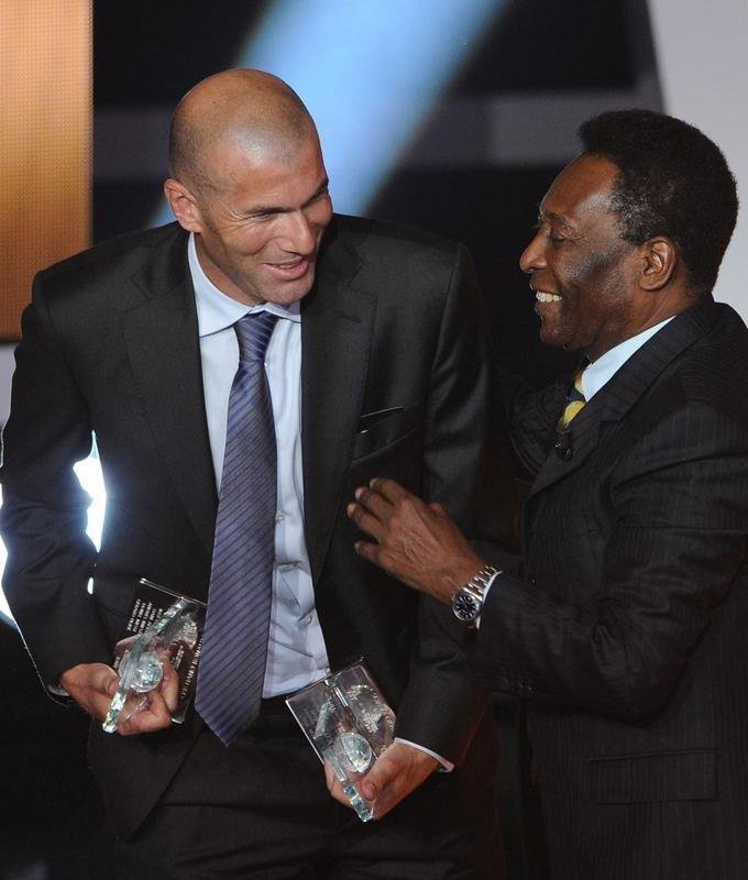 9/1/2012 - Pel ao lado do ex-craque francs Zinedine Zidane, campeo do mundo em 1998