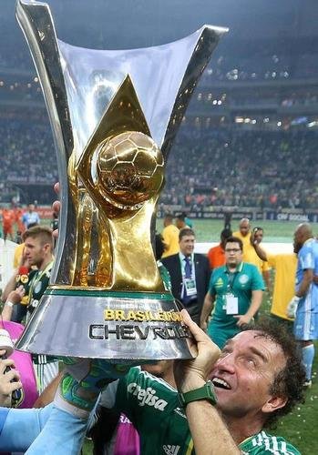 Cuca - Foi campeo brasileiro como treinador pelo Palmeiras em 2016.