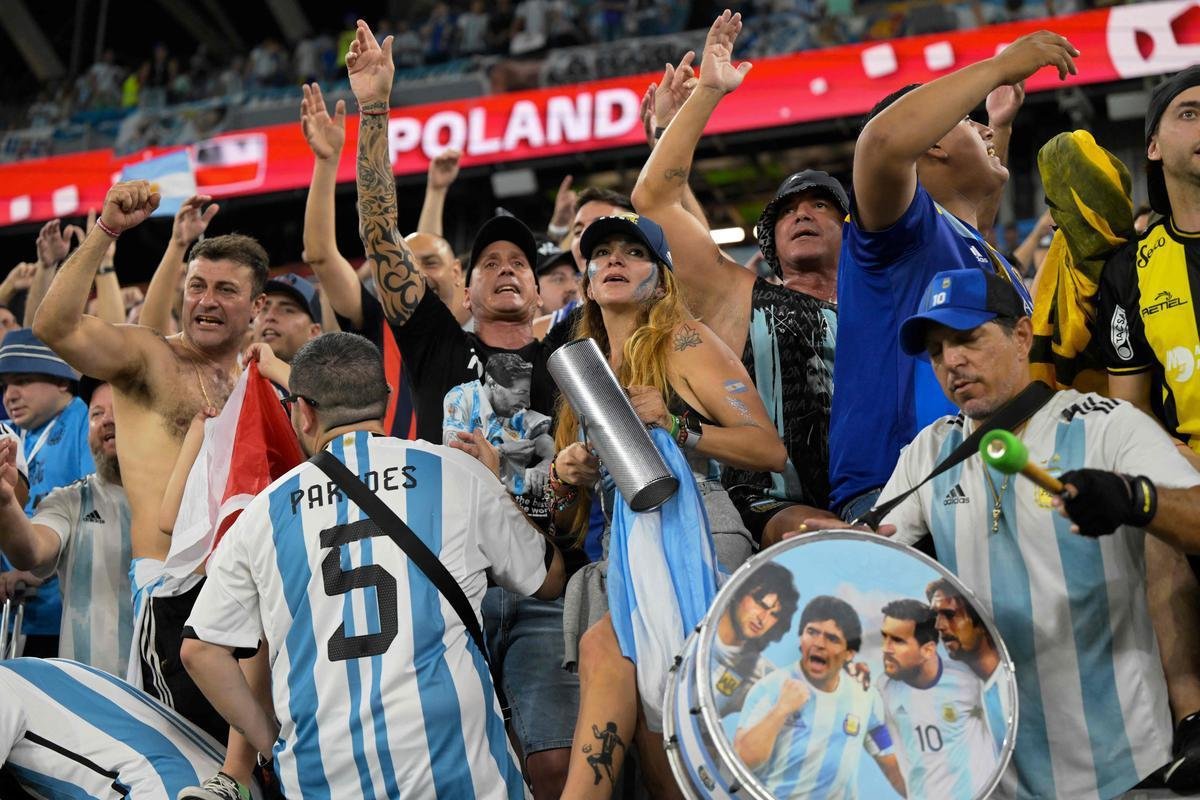 Fotos das torcidas de Argentina e Polnia durante jogo entre as duas selees pelo Grupo C da Copa do Mundo, no Estdio 974, em Doha, no Catar