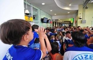 Torcida faz festa em aeroporto para receber o Tricampe�o Brasileiro