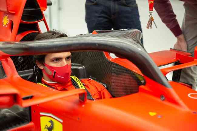 Sainz fez o primeiro teste com o carro da Ferrari