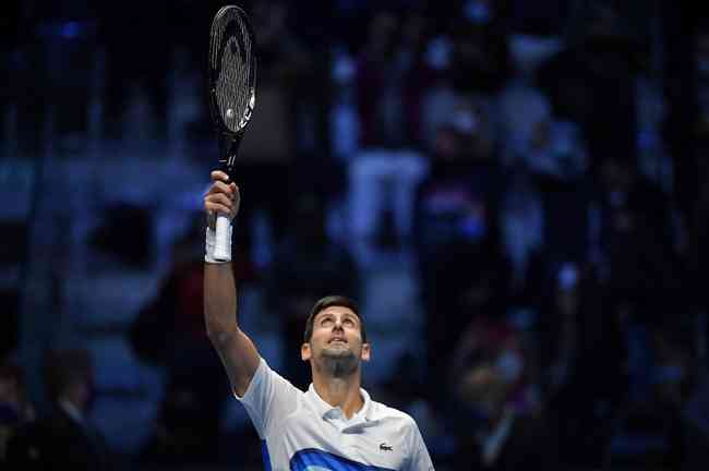 Novak Djokovic bateu o noruegus Casper Ruud em sets diretos, 7-6 (7/4) e 6-2, pelo ATP Finals