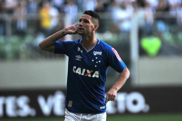 Thiago Neves colocou o Cruzeiro em vantagem no clssico: 1 a 0