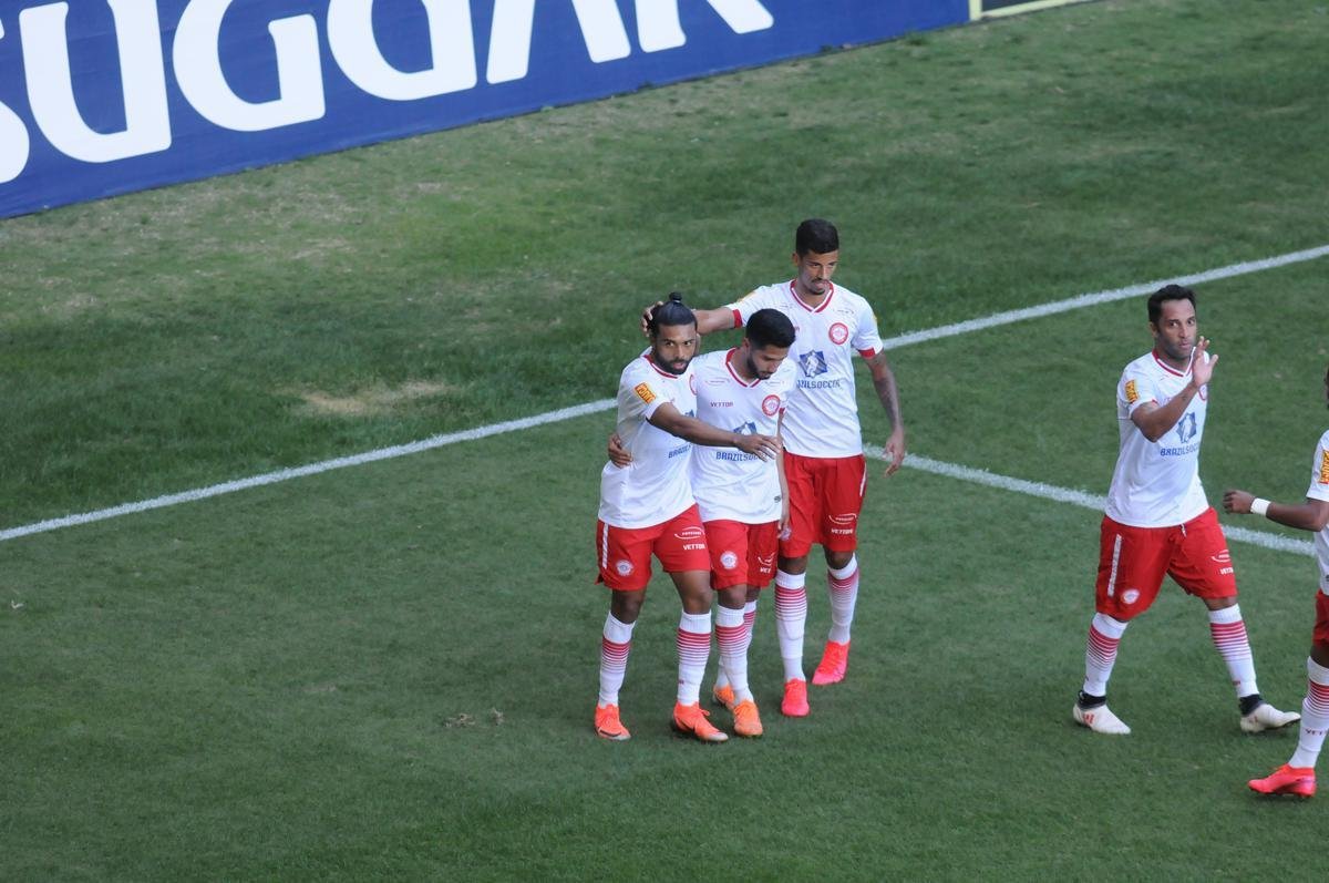 No Independncia, Tombense vence Caldense por 2 a 0 e garante vaga na final do Campeonato Mineiro 