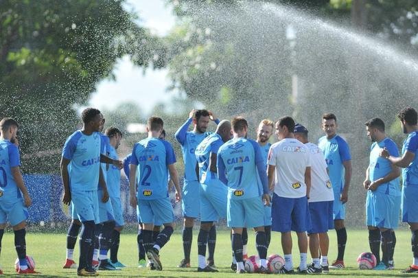 Cruzeiro se reapresentou aps estreia na Copa Libertadores e iniciou sua preparao para o clssico de domingo, s 11h, no Independncia, contra o Atltico, pela nona rodada do Mineiro. As novidades foram as presenas do atacante Sass e do zagueiro Cac, da base. Fred foi vetado devido a um estiramento na panturrilha direita. 