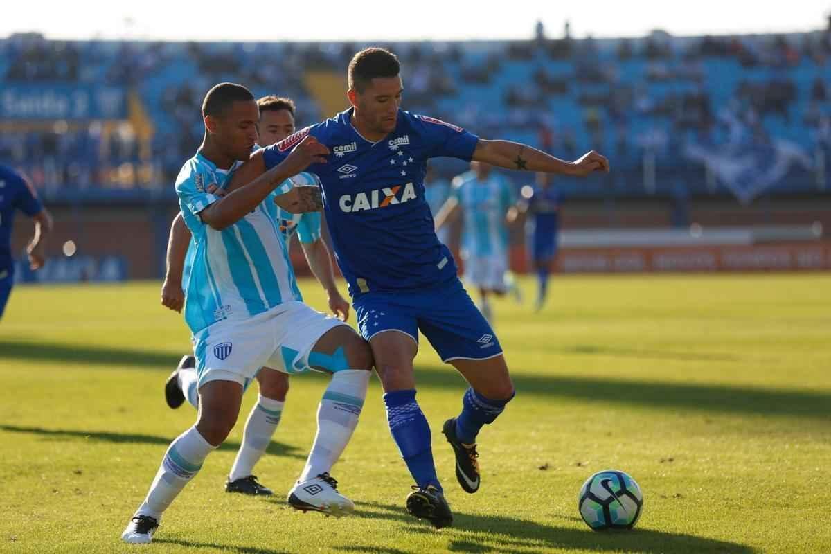Apesar de ter dominado a partida, Cruzeiro perdeu para o Ava por 1 a 0, neste domingo, na Ressacada