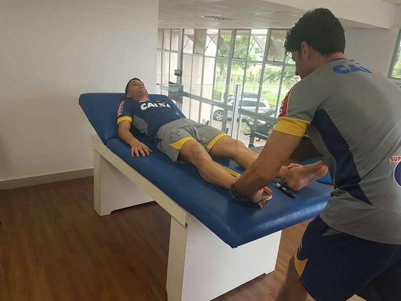 Depois da recepo calorosa em Confins, Thiago Neves conheceu a Toca II e realizou testes fsicos