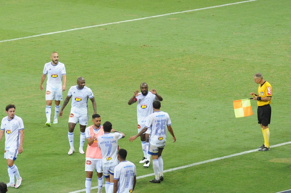 No segundo tempo, Manoel, de cabea, ampliou para o Cruzeiro: 3 a 0