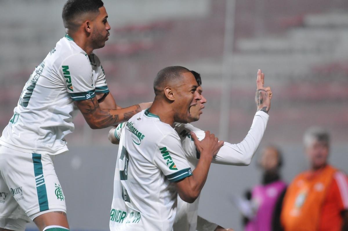 Fotos de Amrica x Brasil de Pelotas, no Independncia, pela 24 rodada da Srie B