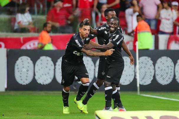 Galo derrotou Internacional no Beira-Rio com gols de Cazares e Terans; D'Alessandro descontou de pênalti