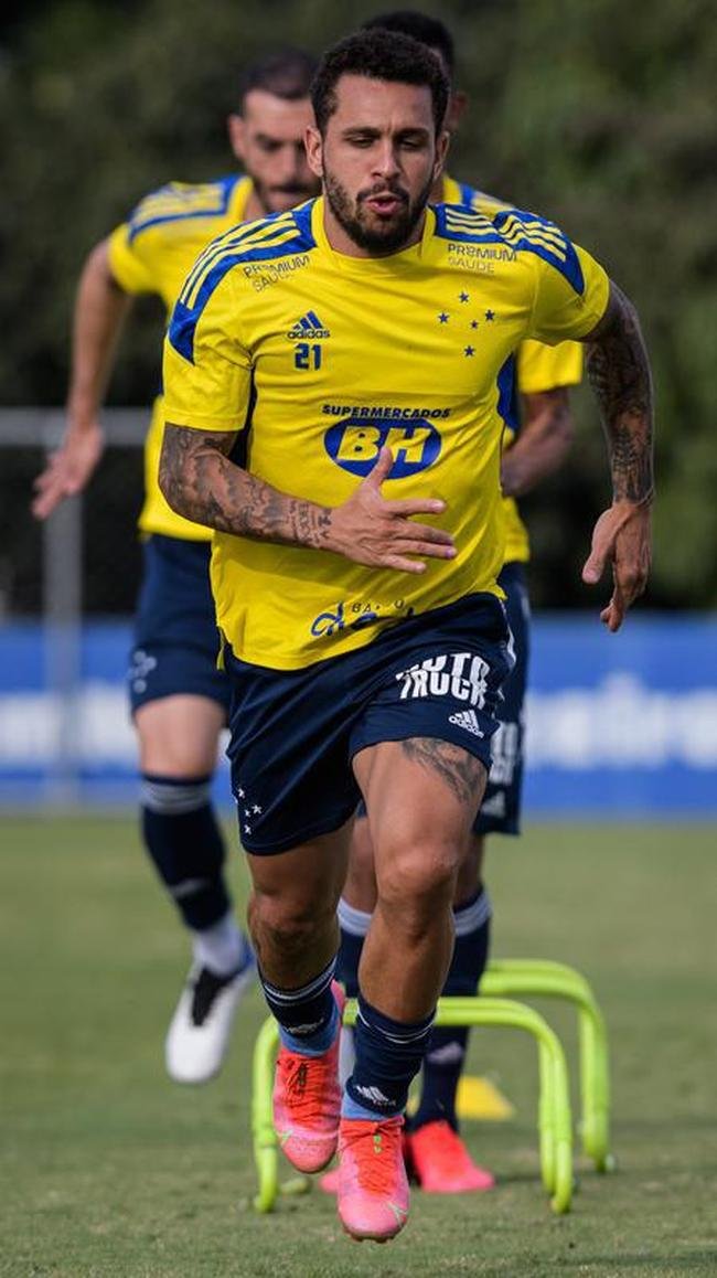Comisso tcnica de Vanderlei Luxemburgo comandou treino na Toca da Raposa II nesta quarta-feira. Time se prepara para enfrentar o Brusque, s 11h de sbado, no estdio Augusto Bauer, em Santa Catarina, pela 16 rodada da Srie B.