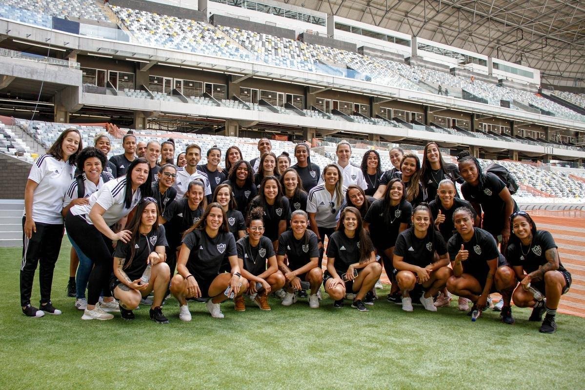 Jogadoras do Atltico visitam Arena MRV, que tem 92% das obras concludas 