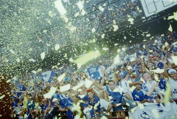 Torcida do Cruzeiro lotou Mineiro em 30 de novembro de 2003 para assistir ao duelo com o Paysandu, pela 44 rodada do Campeonato Brasileiro, que confirmaria o ttulo brasileiro e a Trplice Coroa. O pblico foi de 73.141 pagantes e gerou uma renda de R$ 827.201,00. O nmero de presentes no foi divulgado. O time celeste no decepcionou, venceu por 2 a 1, com gols de Zinho e Mota, e deu incio  festa em Belo Horizonte.