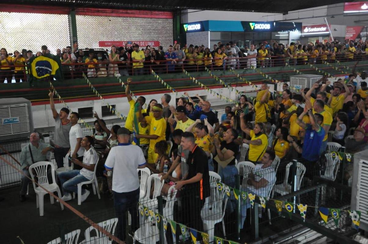 No Mercado Central, em BH, torcedores assistem ao jogo do Brasil contra a Sua pelo Grupo G da Copa do Mundo, no Catar