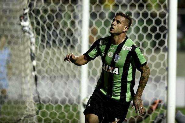 Rafael Moura atuou em 40 jogos pelo Amrica e foi o artilheiro do time na temporada com nove gols