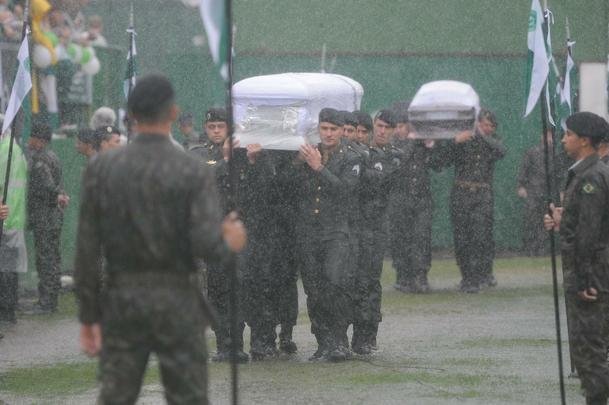 Emoo com a chegada dos corpos  Arena Cond para velrio. Foi o reencontro dos heris com suas famlias