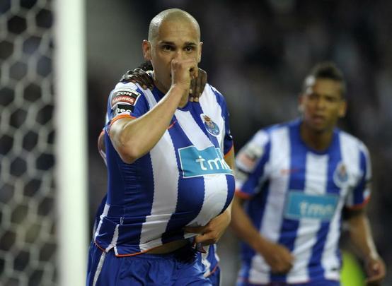 Em 2009, Maicon foi negociado com o Porto, de Portugal, por 1,1 milhão de euros. O valor foi referente a 50% dos direitos econômicos. Em 2010, o Cruzeiro trocou a outra metade dos direitos do defensor pelo atacante argentino Ernesto Farías.