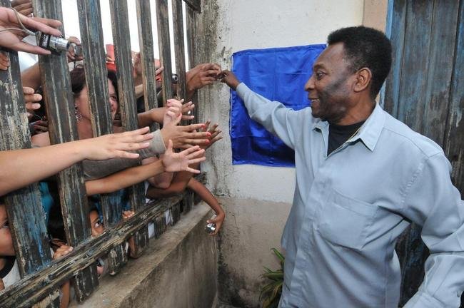 23/09/2012 - Pel visitou a casa onde viveu em Trs Coraes, chamada de Casa Pel. Na ida  cidade natal, o Rei do futebol e seu pai, Dondinho, foram homenageados tambm no Parque Joo Ramos do Nascimento (Parque Dondinho). Evento marcou as comemoraes dos 128 anos da cidade