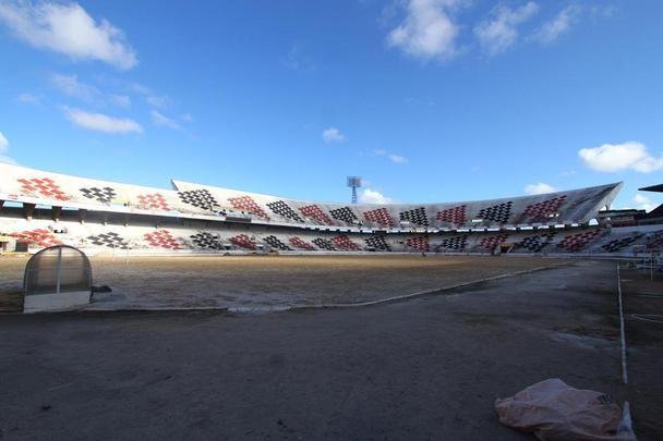 Grama nova foi plantada no último mês, em novembro, e já brotou, mas a aparência, até o momento, é de folhas ainda secas