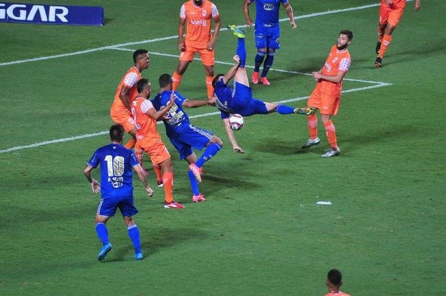 Fotos de Coimbra x Cruzeiro, no Independncia, pela 8 rodada do Mineiro. William Pottker e Felipe Augusto fizeram os gols da vitria celeste por 2 a 0.