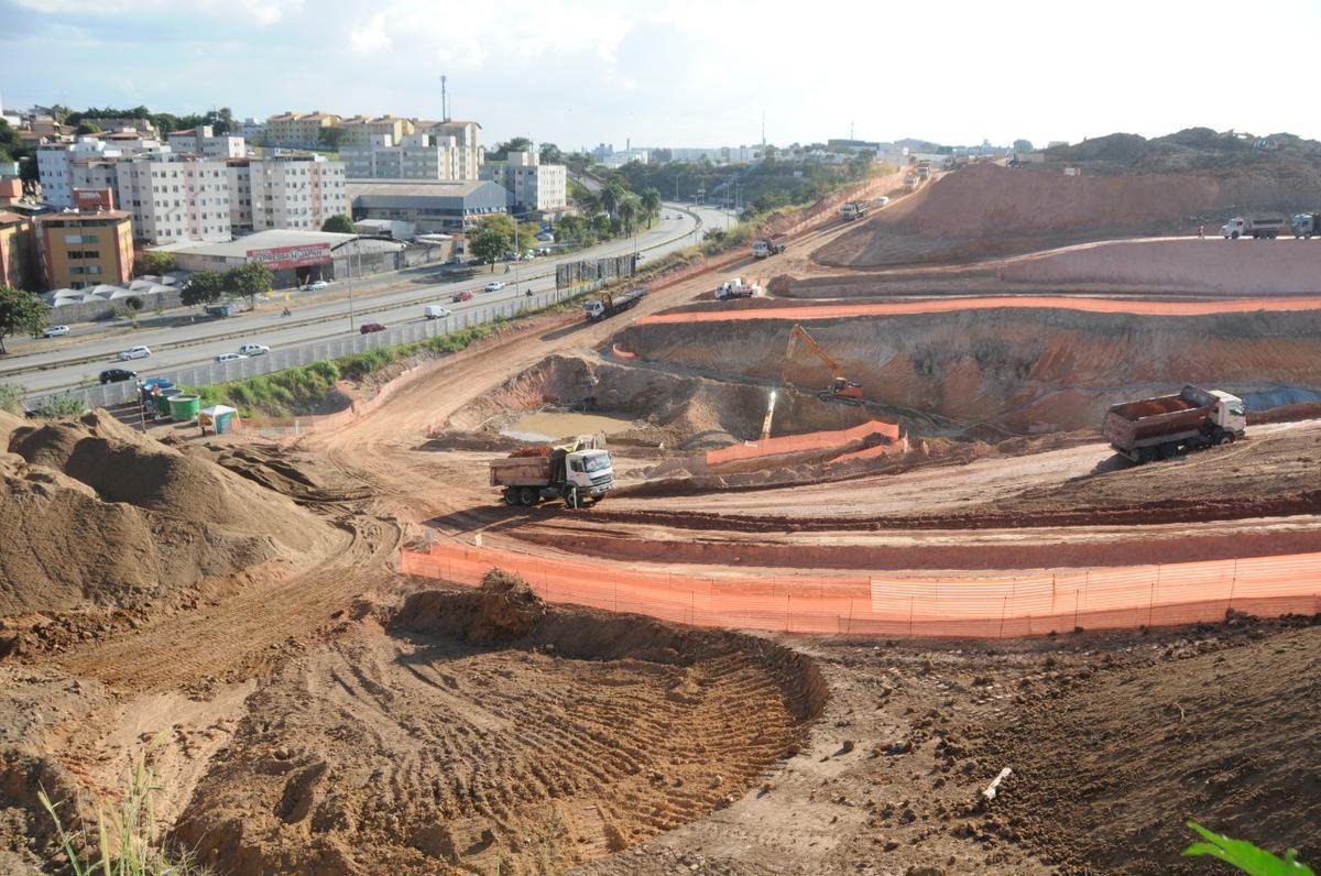 17/07/2020 - Novas fotos da obra de construo da Arena MRV, do Atltico, no bairro Califrnia, em Belo Horizonte. J se passaram 88 dias desde o incio das obras do estdio, ainda em etapa de terraplanagem