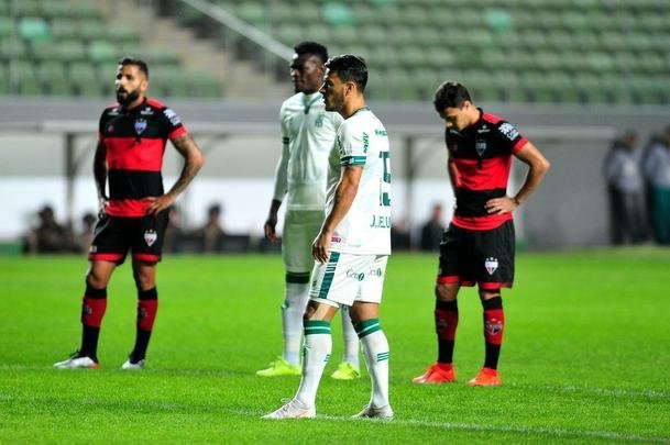 Fotos de mais uma derrota do Amrica na Srie B; Coelho foi superado no Independncia pelo Atltico-GO, por 1 a 0. Gol do rubro-negro goiano foi de Jorginho