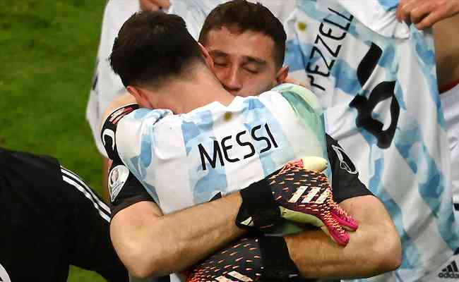 Messi festeja a vaga na final com o heri da Argentina, Emiliano Martinez