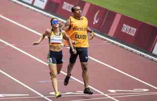 Thalita Simplício faturou duas pratas: nos 400m e nos 200m da classe T11 do atletismo em Tóquio