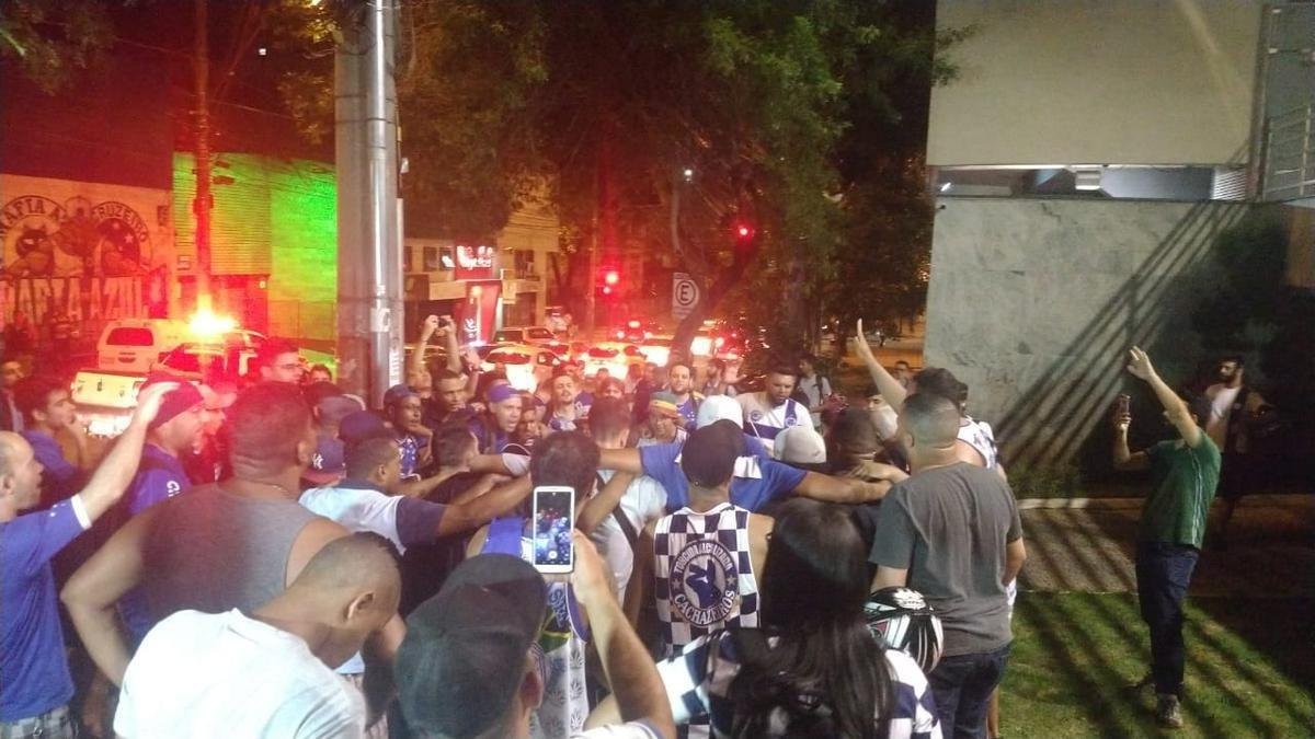 Torcedores do Cruzeiro voltam a protestar em frente  sede administrativa do clube, no Barro Preto