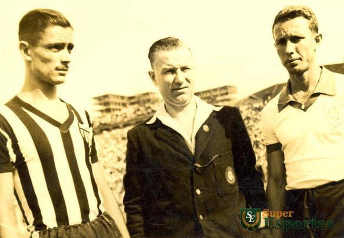 Z do Monte, do Atltico, o rbitro ingls Barrick e o jogador Luzitano, do Amrica, com o uniforme de 1948