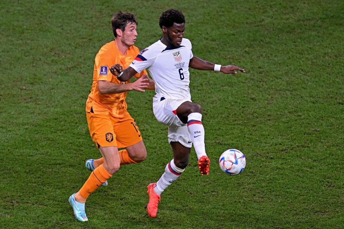 Lances do jogo entre Holanda e Estados Unidos pelas oitavas de final da Copa do Mundo.
