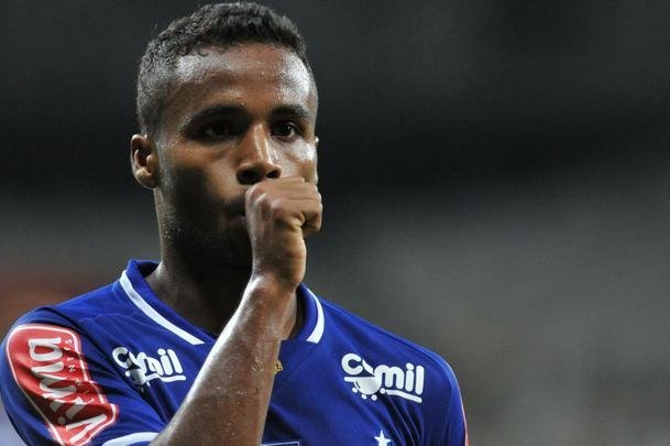 Douglas Coutinho abriu caminho para a virada cruzeirense no Mineiro