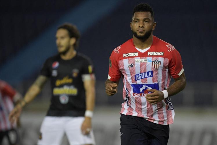New Balance, dos Estados Unidos, é a fornecedora do Junior Barranquila, da Colômbia