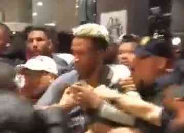 Policiais e jogadores da Seleção Peruana se desentenderam e geraram um confronto cheio de empurrões e socos; assista ao vídeo do tumulto em Madri