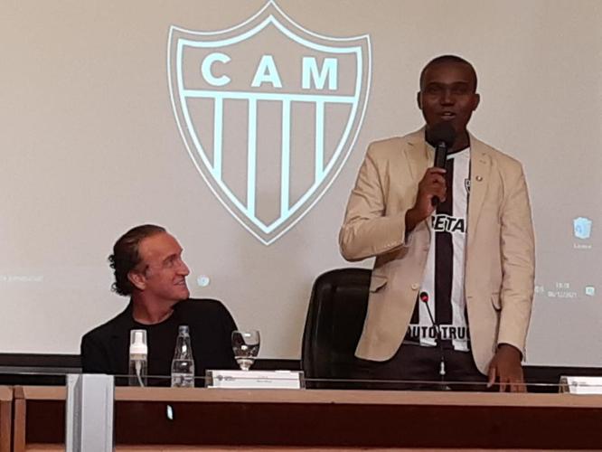 Nesta segunda-feira (6), o diretor de futebol Rodrigo Caetano, o técnico Cuca e o atacante Hulk, do Atlético, receberam títulos de cidadãos honorários de Belo Horizonte. A iniciativa congratula os alvinegros pelo desempenho esportivo em 2021, com o título do Campeonato Brasileiro.