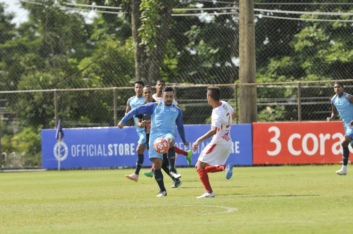 Com gols de Rafinha, David, Renato Kayzer e Murilo, Cruzeiro venceu Democrata-SL por 4 a 1 em jogo-treino nesta tera-feira, na Toca da Raposa 2 (fotos: Juarez Rodrigues/EM D.A Press)