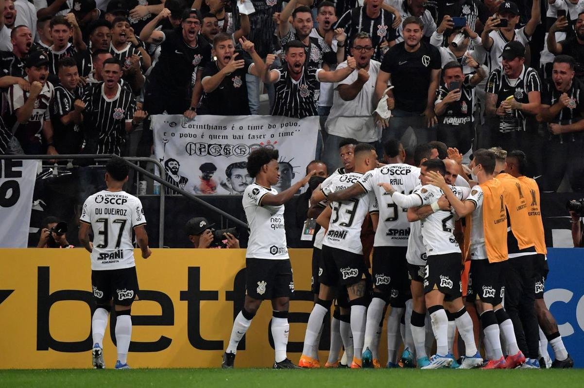 3 Corinthians - R$ 912 milhes