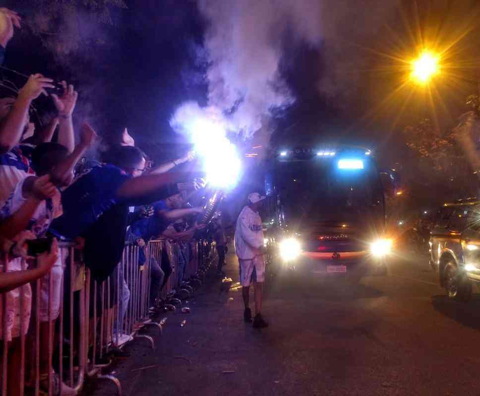 Torcida cruzeirense fez grande festa para recepcionar o time no Mineiro antes do duelo com o Flamengo