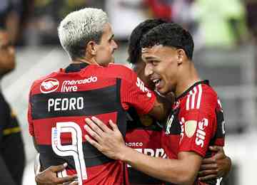 Com facilidade, o Flamengo venceu o Aucas, do Equador, por 4 a 0 no melhor jogo da era Sampaoli. Mesmo com a goleada, o time não conseguiu terminar em primeiro.