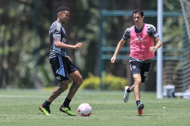 Fotos do treino do Atltico nesta quarta-feira (12/10), na Cidade do Galo. Em recuperao de um incmodo na panturrilha esquerda, Hulk fez funcional no campo e ainda  dvida para o confronto contra o Flamengo, no sbado, s 20h30, no Maracan, pelo Brasileiro