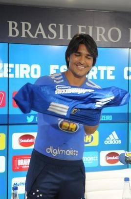 Fotos da apresentao do atacante Marcelo Moreno como novo reforo do Cruzeiro para 2020. Duante entrevista, jogador foi acompanhado pela esposa Marilisy Antonelli e pela filha, Maria Clara