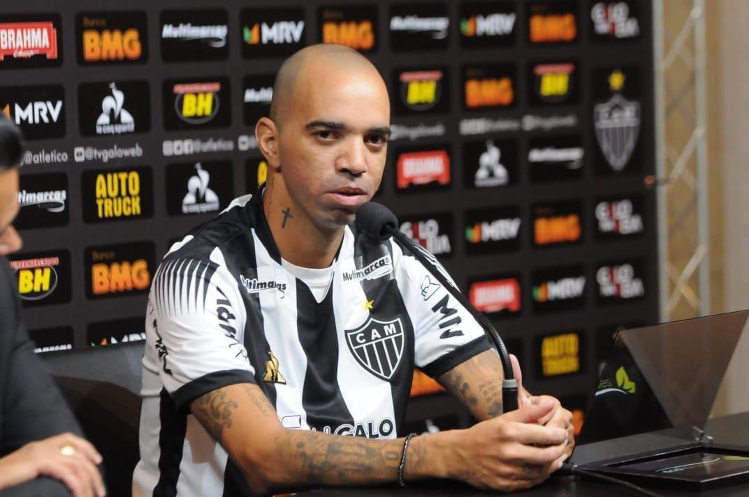 Diego Tardelli foi apresentado pelo diretor de futebol do Atltico, Rui Costa, neste domingo, antes do jogo contra a Caldense